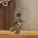 statuette féminine sorcière robe longue baguette magique balai art deco bronze doré intérieur