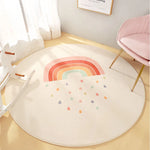Tapis rond blanc orné d'un arc-en-ciel coloré et de points multicolores, créant une ambiance chaleureuse et apaisante dans la pièce.