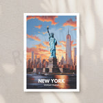 Magnifique vue de la ville de New York avec la Statue de la Liberté en premier plan et les gratte-ciel emblématiques en arrière-plan, sous un ciel dramatique coloré de tons oranges et bleus.