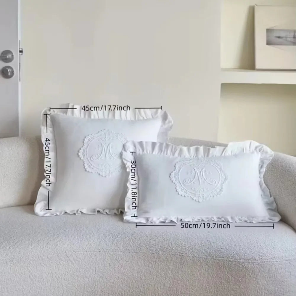 housse coussin blanc monogramme brodé vintage ruches non toxique polyester coton