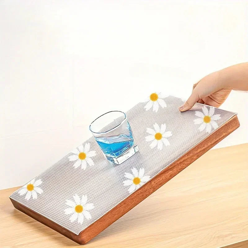 tapis antidérapant décoration marguerite blanc fond gris texturé adhésif tiroirs étagères cuisine moderne champêtre