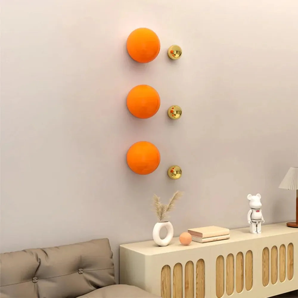 décoration murale moderne sphères miroitantes argentées orange blanches fixations muralesintérieur chambre salon