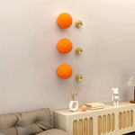 décoration murale moderne sphères miroitantes argentées orange blanches fixations muralesintérieur chambre salon