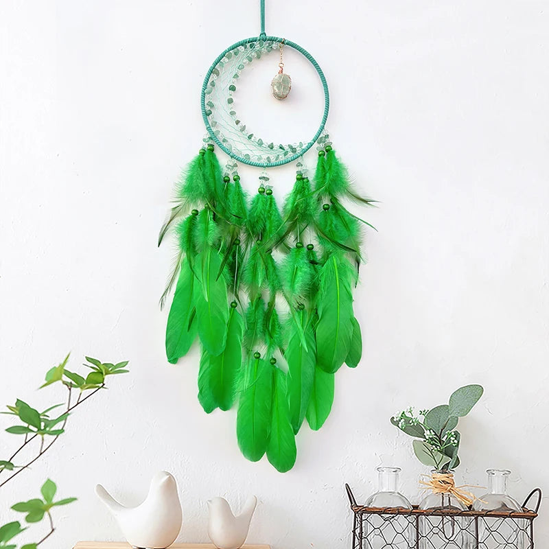Un rêve crée en vert, un capteur de rêves en plumes vertes et perles décoratives suspendu au mur, rehaussé de petits détails qui apportent une touche apaisante et naturelle à l'environnement.