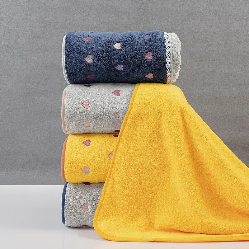 Un assortiment de serviettes de bain colorées et rayées, parfait pour apporter une touche de gaieté à la salle de bain.