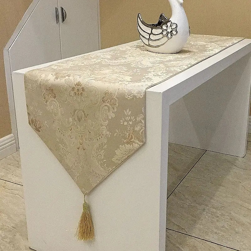 nappe table fleur motif polyester carnaval beige marron argenté gris damier brodé ornement pompon