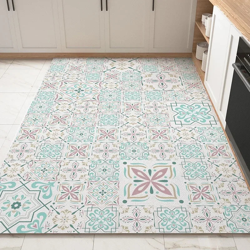 Magnifique tapis géométrique aux motifs floraux colorés sur un fond beige clair, créant une atmosphère chaleureuse et élégante dans cette cuisine moderne.