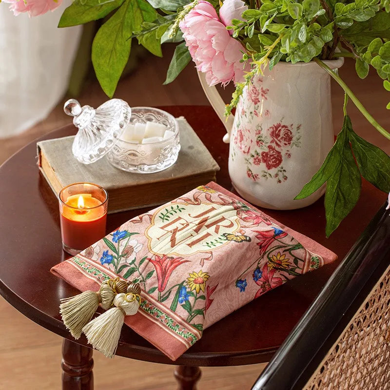 serviette table vintage fleurs broderie rose vert élégante pompon décoration intérieur luxe