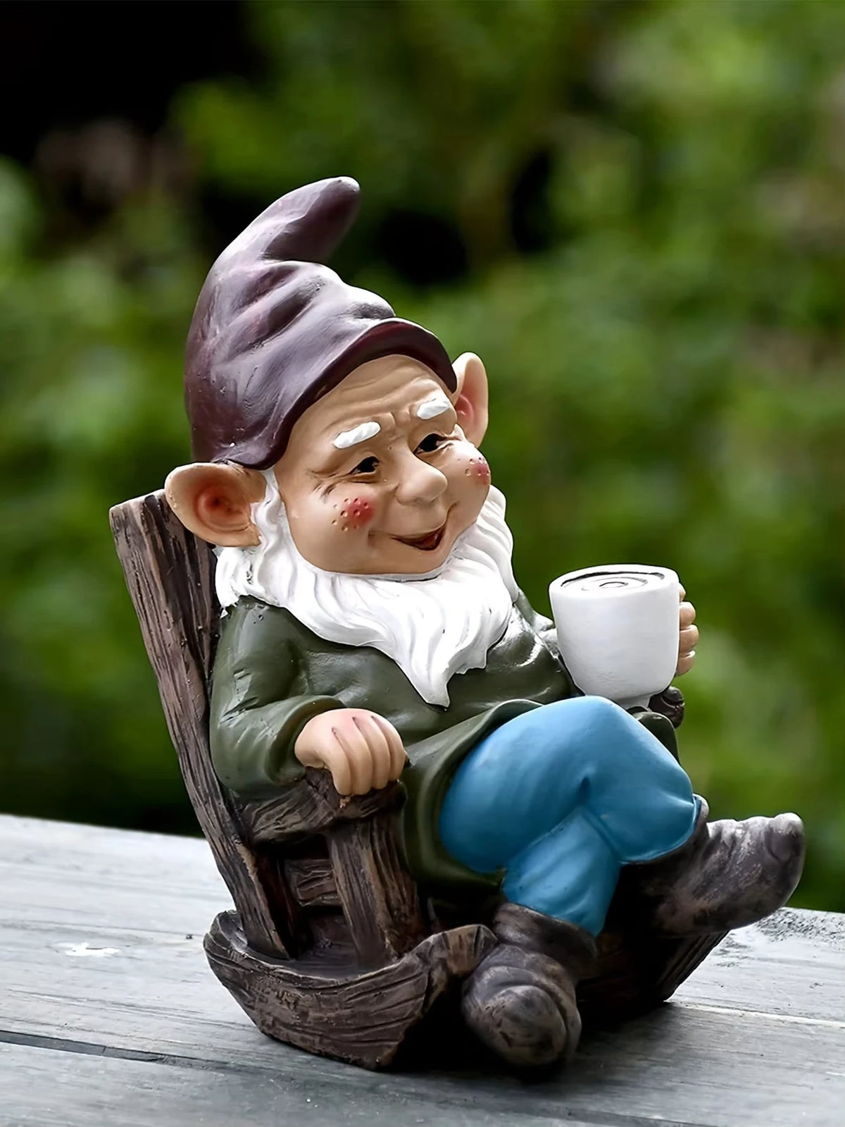 statue gnome jardin vert foncé bleu marron blanche chaise bascule tasse blanche aspect vieilli