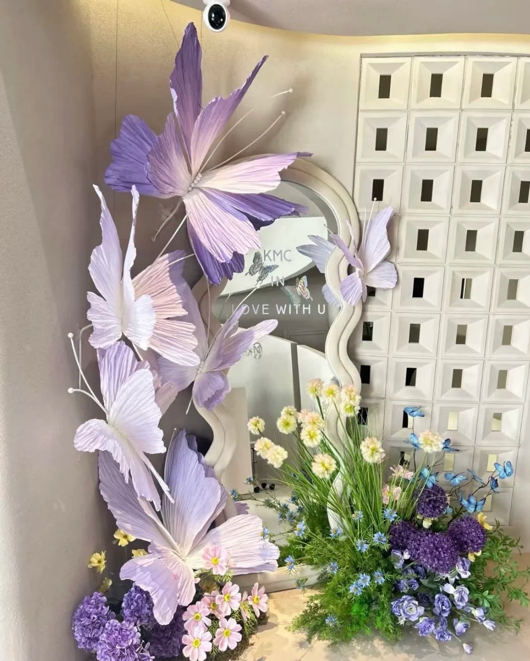 décorations papillon fleurs artificielles rose violet bleu effet plissé miroir bois