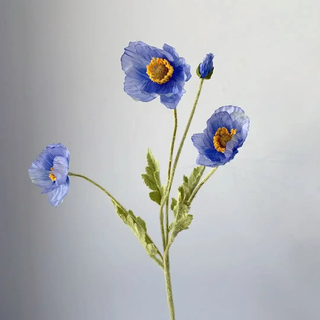 décoration intérieure bouquets artificiels fleurs blanches roses bleus minimalistes