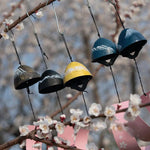 cloches métal relief floral corde verte bleue noire jaune artisanale extérieure jardin decoration