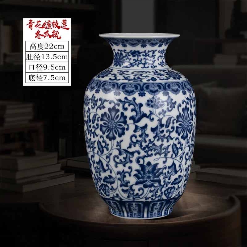 Vase en porcelaine bleu et blanc orné de motifs floraux complexes et délicats.