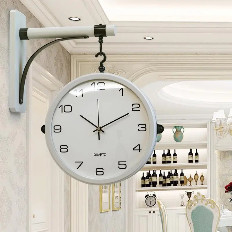 Horloge double face scandinave sur mur blanc salon