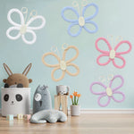 Détail du motif papillon et fleur sur la décoration murale en rotin