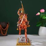 statue équestre décorative armure texturée motifs floraux base argentée drapeau rouge lotus pot blanc