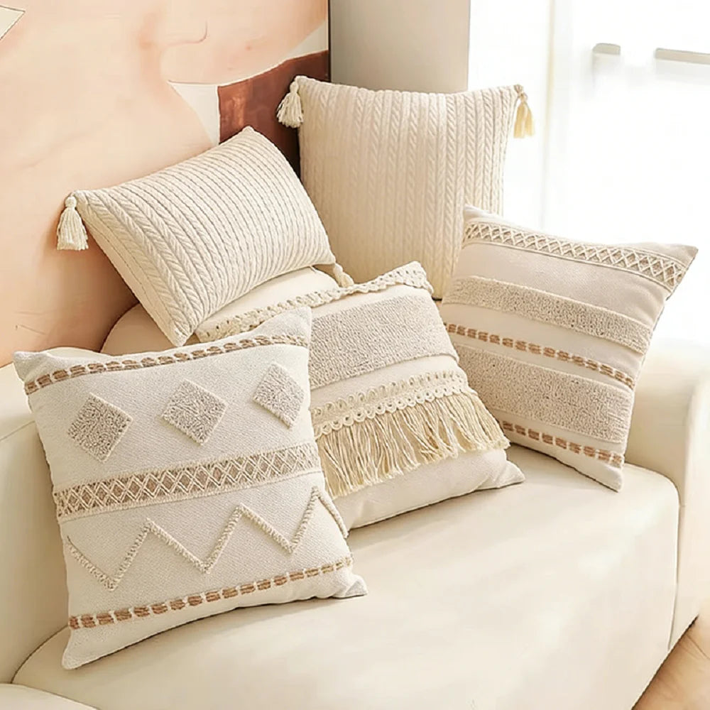 coussins décoratifs bohèmes motifs géométriques blanc cassé franges dentelle