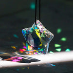 pendentif multicolore facettes géométriques transparent moderne élégant résine brillant chainette métalextérieur jardin
