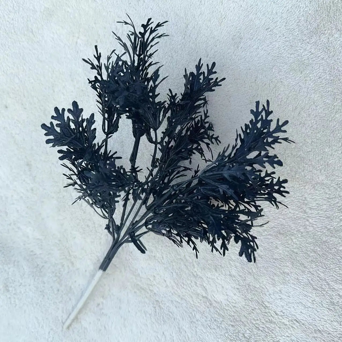 bouquet artificiel noir feuilles roses stylisées décoration maison événement table minimaliste