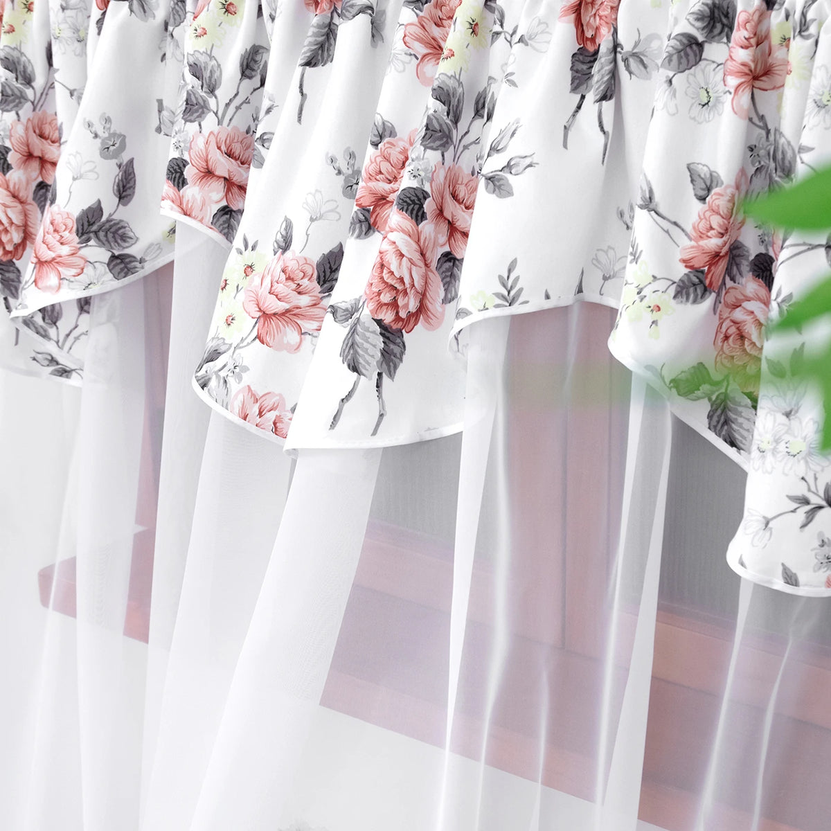 rideau floral fleurs roses feuilles vertes fond blanc translucide classique salon maison