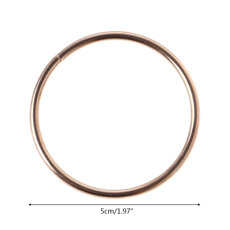 anneaux suspension dorés ronds concentriques métal opaques tailles variées moderneintérieurcoration minimaliste