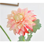 bouquet dahlias rose clair blanc minimaliste décoration intérieure hiver anniversaire noël mariage