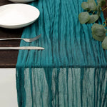 chemin table vert olive rayures horizontales classique assiettes blanches fourchettes dorées gobelets décoratifs bougies