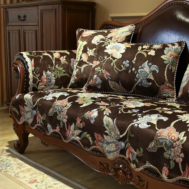 Ce canapé antique aux motifs floraux et aux accents sombres crée une atmosphère élégante et raffinée dans cette pièce.