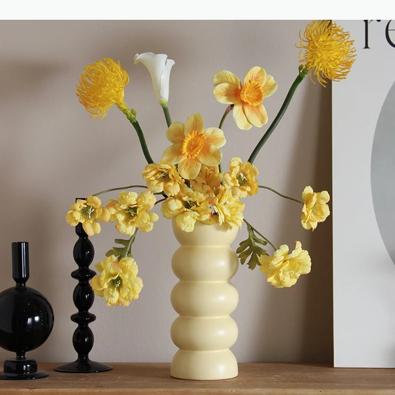 vase moderne noir blanc rose pâle rouge boudiné décoration intérieure arrangement fleurs artificielles table