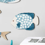 plaque décorative poisson bleu blanc artisanal marine points géométriques fixation triangle