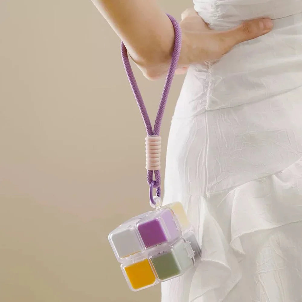 cube rangement médicaments violet blanc vert jaune moderne compartiments cordelette portable organisation