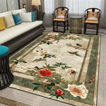 Un magnifique tapis orné de fleurs et d'oiseaux dans un style asiatique traditionnel, créant une atmosphère de sérénité et d'élégance dans cette pièce contemporaine.