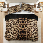 Housse de couette leopard associée à des accessoires de décoration neutres