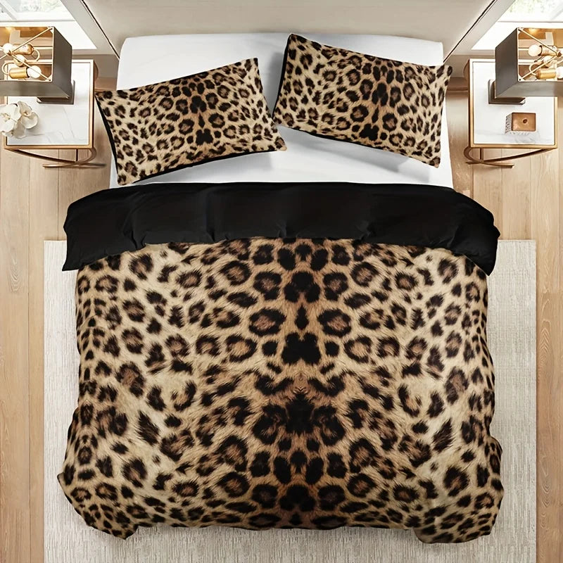 Housse de couette leopard associée à des accessoires de décoration neutres
