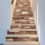 Application d'autocollant sur contremarche d'escalier en bois