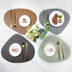 tapis table simili cuir marron gris vert moderne adhésif assiettes fourchettes couteaux dessert fleurs
