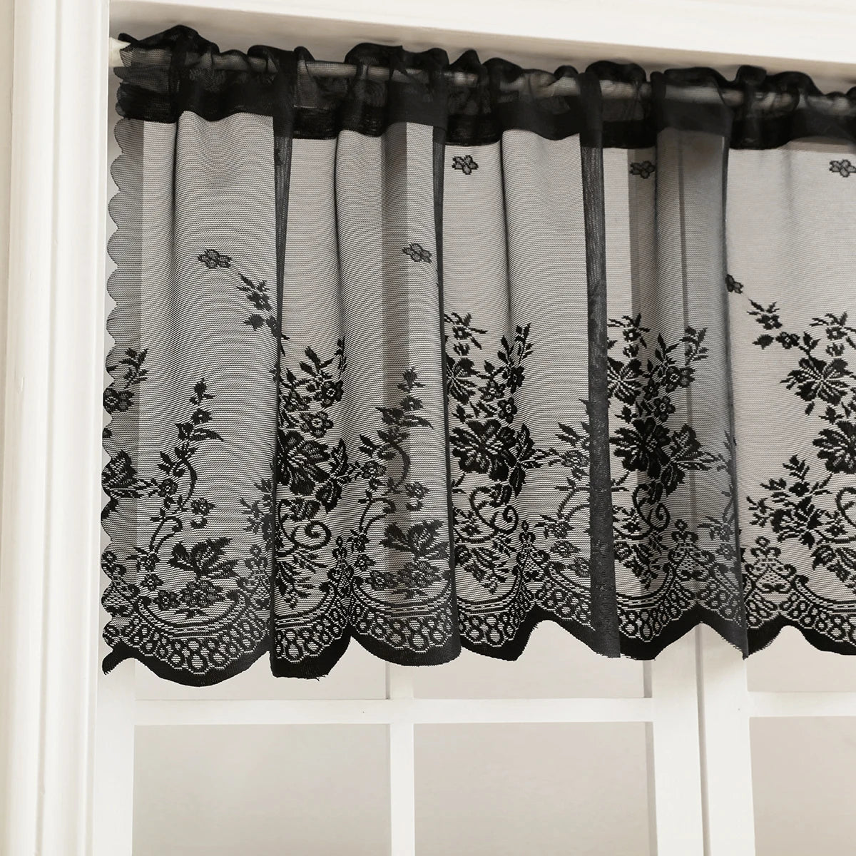 Effet de lumière tamisée à travers le rideau en dentelle noire