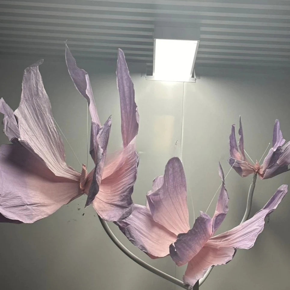 décorations papillon fleurs artificielles rose violet bleu effet plissé miroir bois