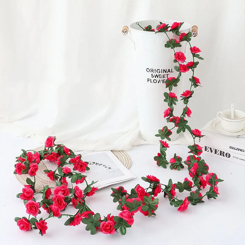 guirlande fleurs artificielles roses blanches feuilles vertes décoration extérieure mariage romantique