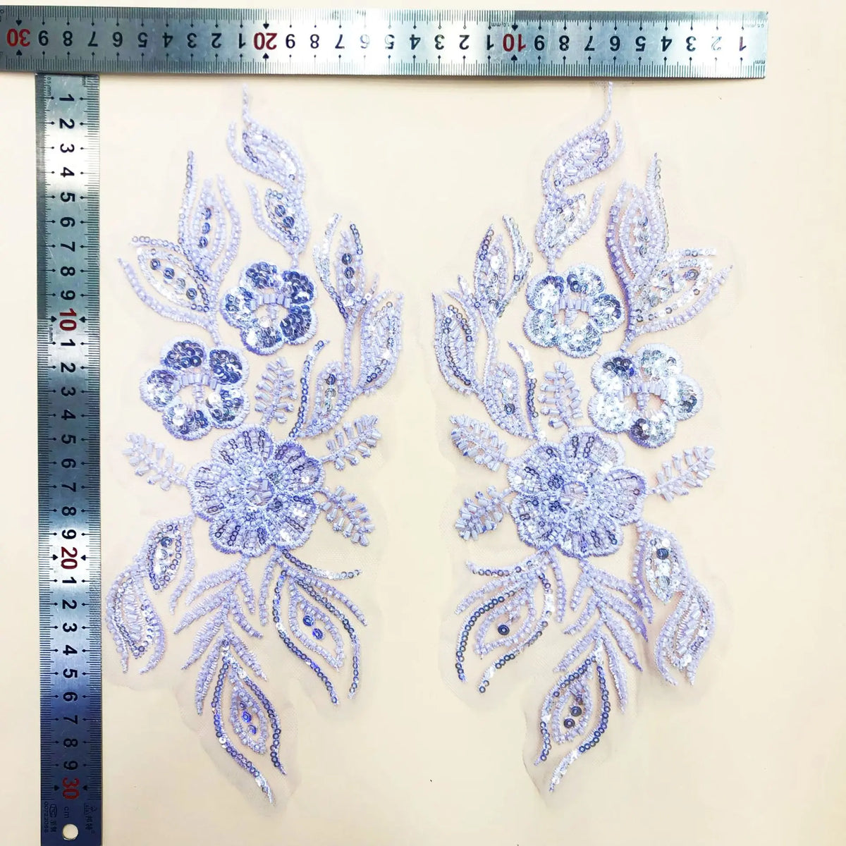 appliques textiles brodées fleurs sequins bleu clair vert rose blanc décoratives vêtements occasion party