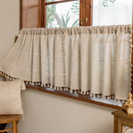 rideau bohème rustique beige carrés blancs franges tubulaire petite fenêtre