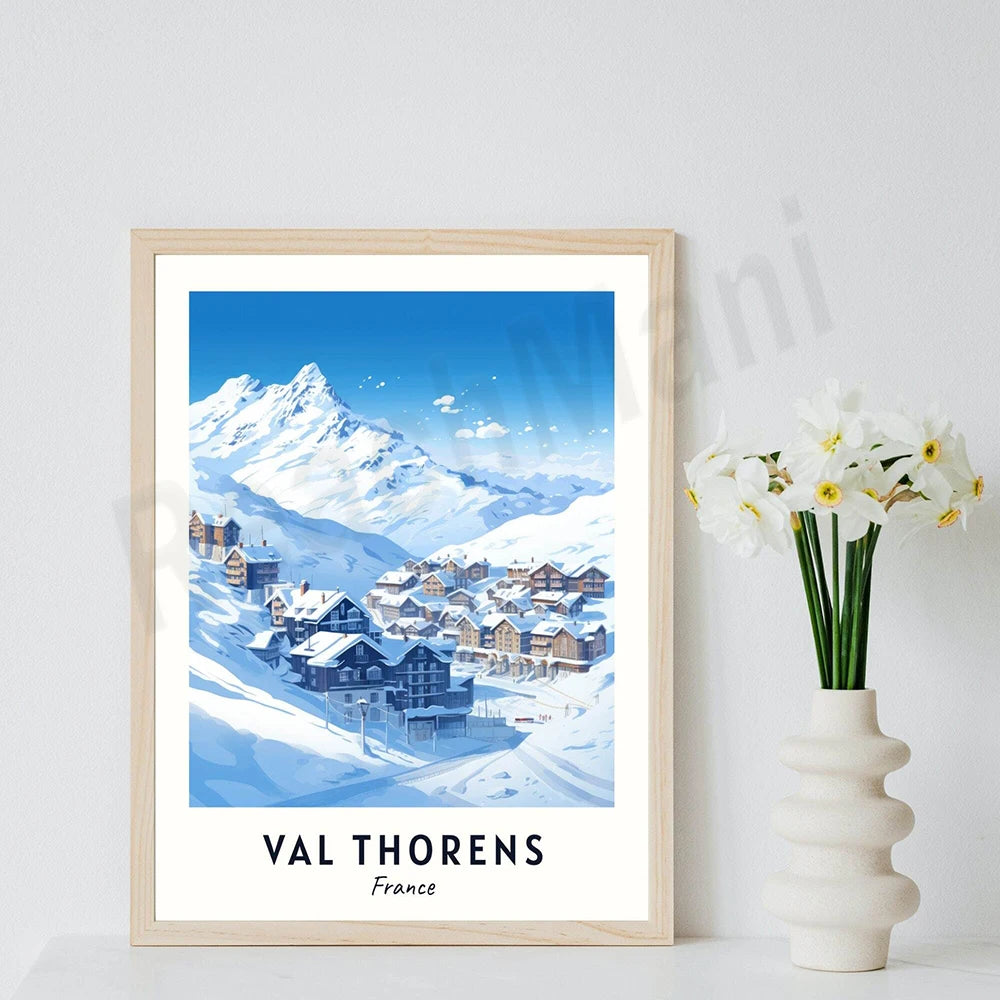 Une affiche promotionnelle représentant un charmant village enneigé avec des montagnes enneigées en arrière-plan, situé dans la station de ski de Val Thorens en France.