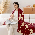 Une femme élégamment habillée est assise sur un canapé blanc et lit des documents, entourée d'accessoires de décoration.