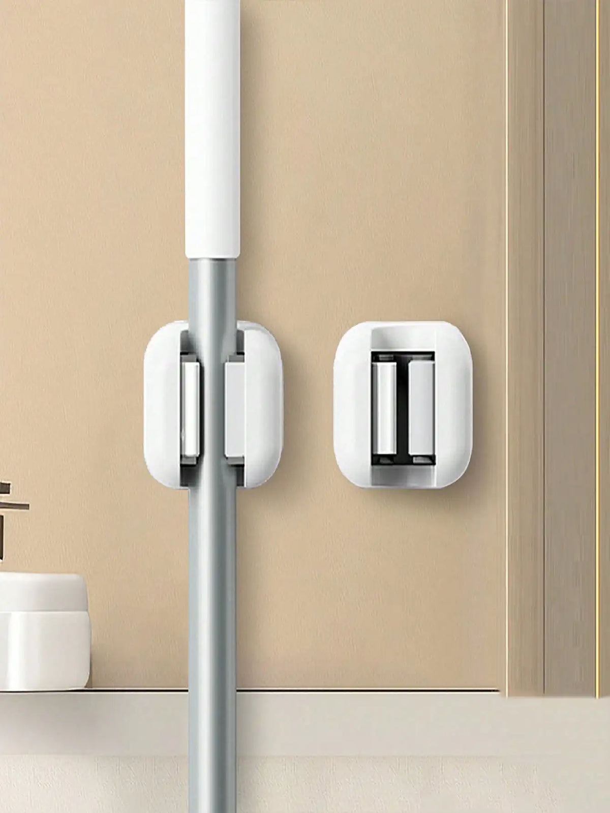 support mural adhésif blanc moderne balai pelle outils nettoyage minimaliste rangement