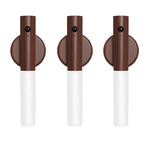 lampe poche rechargeable adhésive moderne bois marron foncé blanc texture naturelle interrupteur port charge