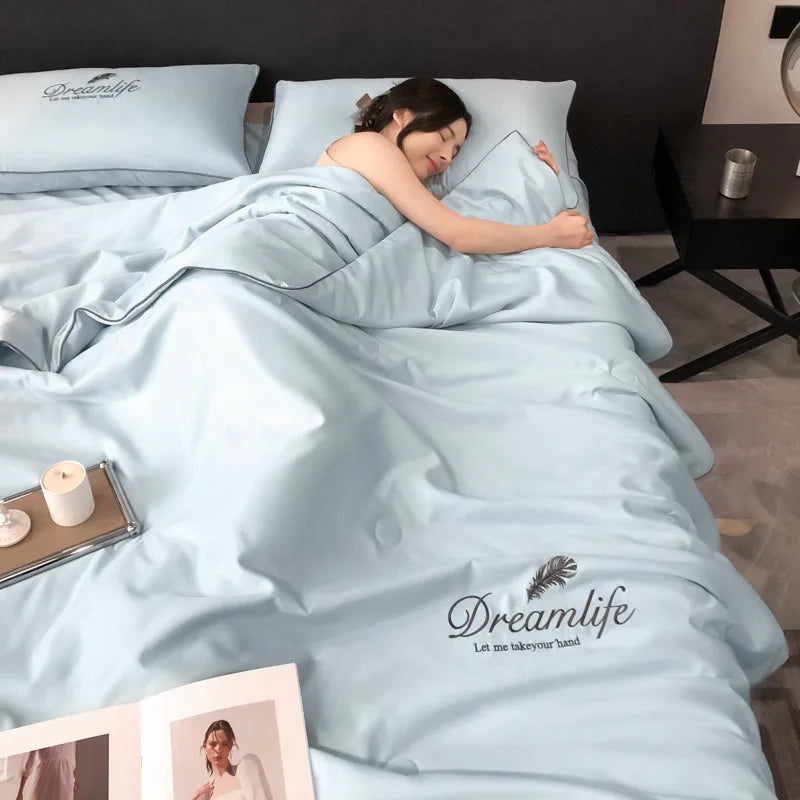 drap lit bleu clair broderie plumes bordure dorée moderne élégant coton doux maison