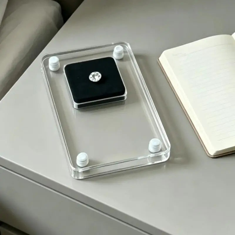 présentoir acrylique transparent écrin velours noir rangement bijoux diamants moderne minimaliste fixations argentées