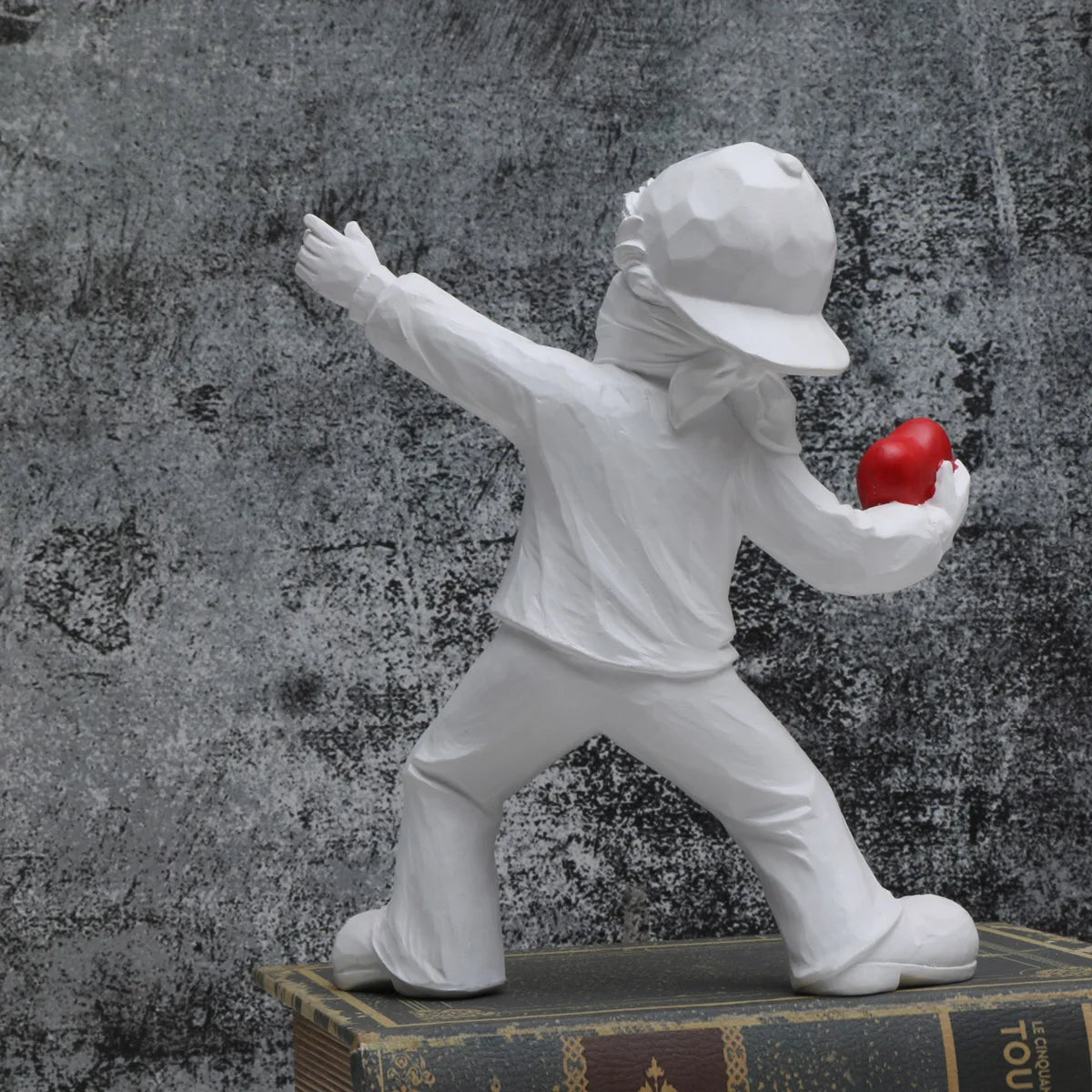 statuette enfant lançant cœur résine blanc bronze moderne décor intérieur collection figuration