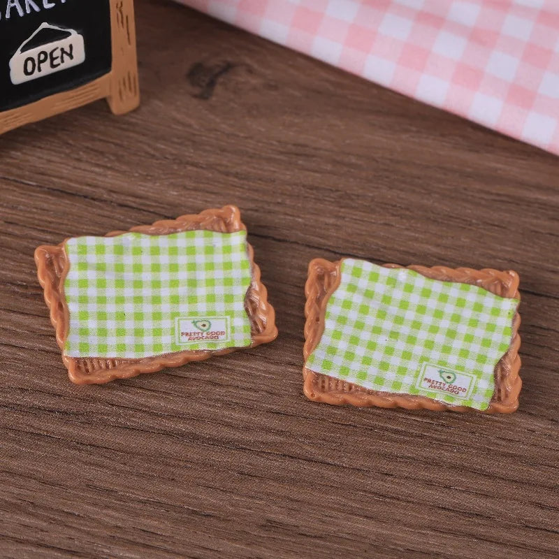 assiettes miniatures carreaux rouge blanc jaune vert bleu rose opaques artisanat résine DIY