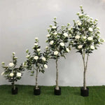 arbre artificiel vert feuilles fleurs roses blancs decoration intérieure moderne pot noir